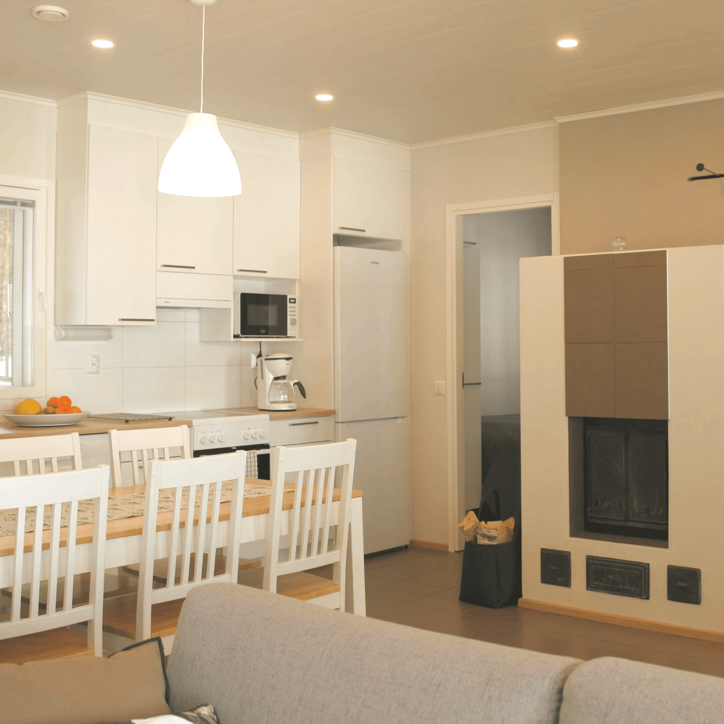 Puutakka ja moderni keittiö Leveälahden mökeissä