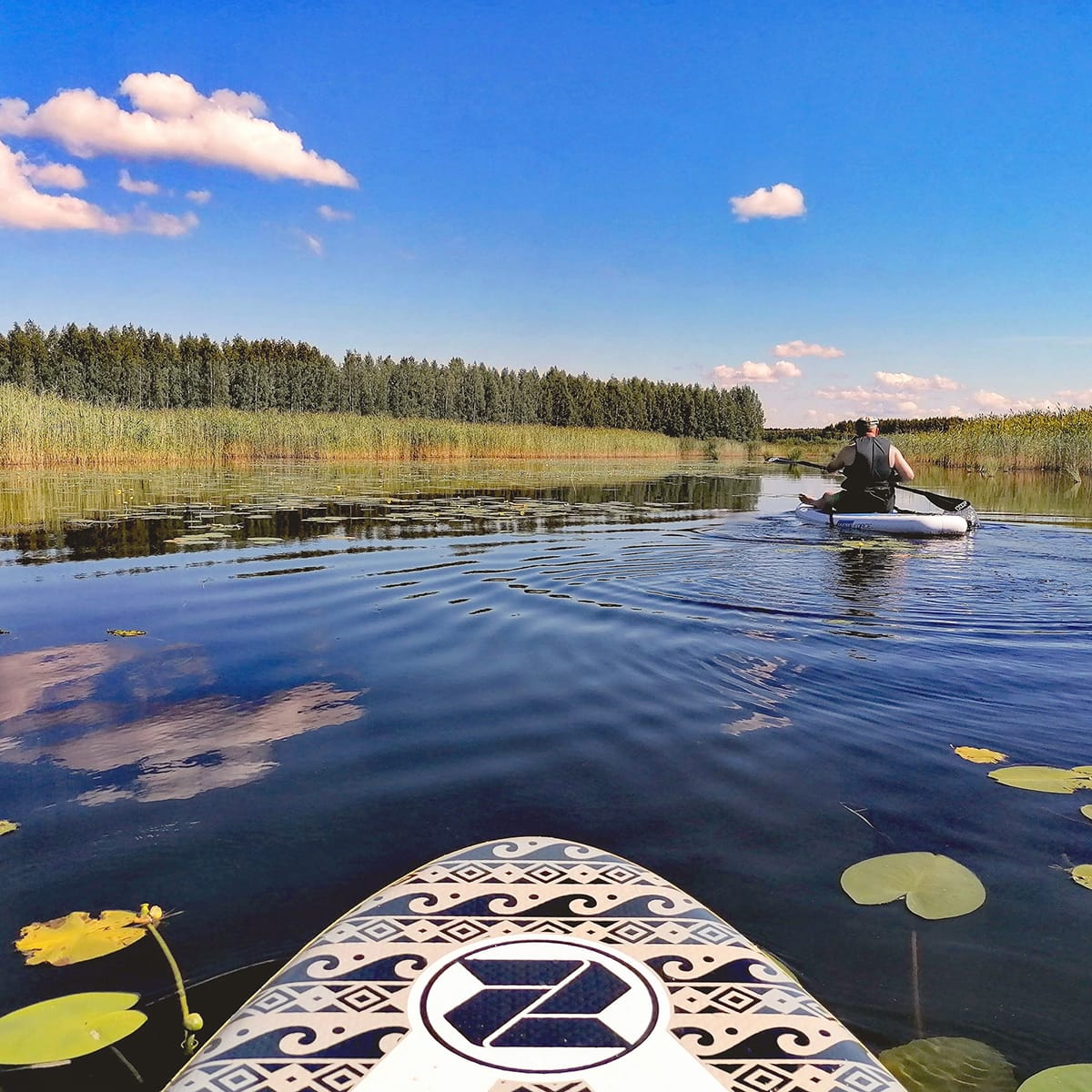 Sup-lautailua Saimaalla Leveälahden lomamökeillä