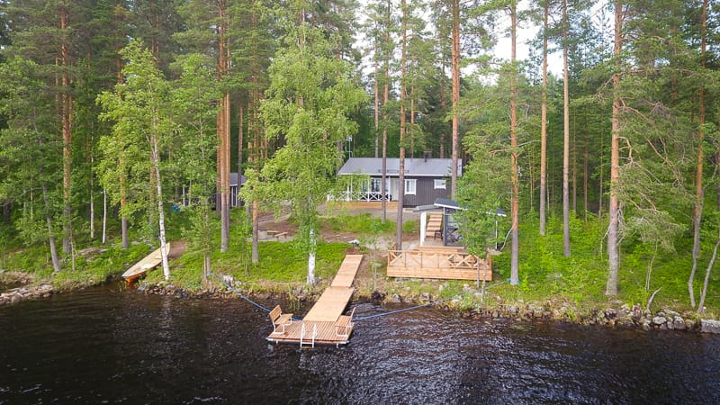 Honkaranta-mökin oma laituri ja kovapohjainen ranta Telmonselän rannalla. Joensuu Liperi