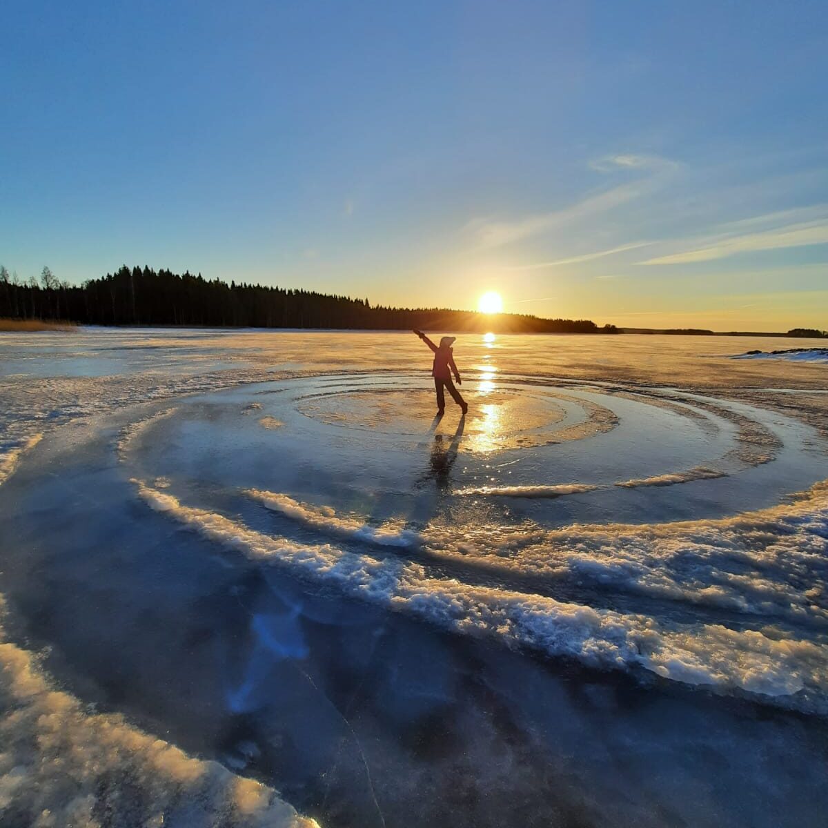 Jäätanssi Saimaan jäällä Leveälahden lomamökeillä